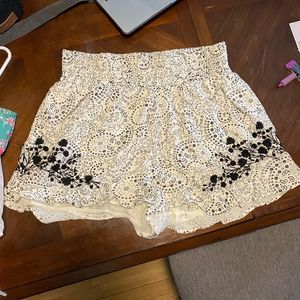 Black & White Flowy Paisley Shorts NWOT